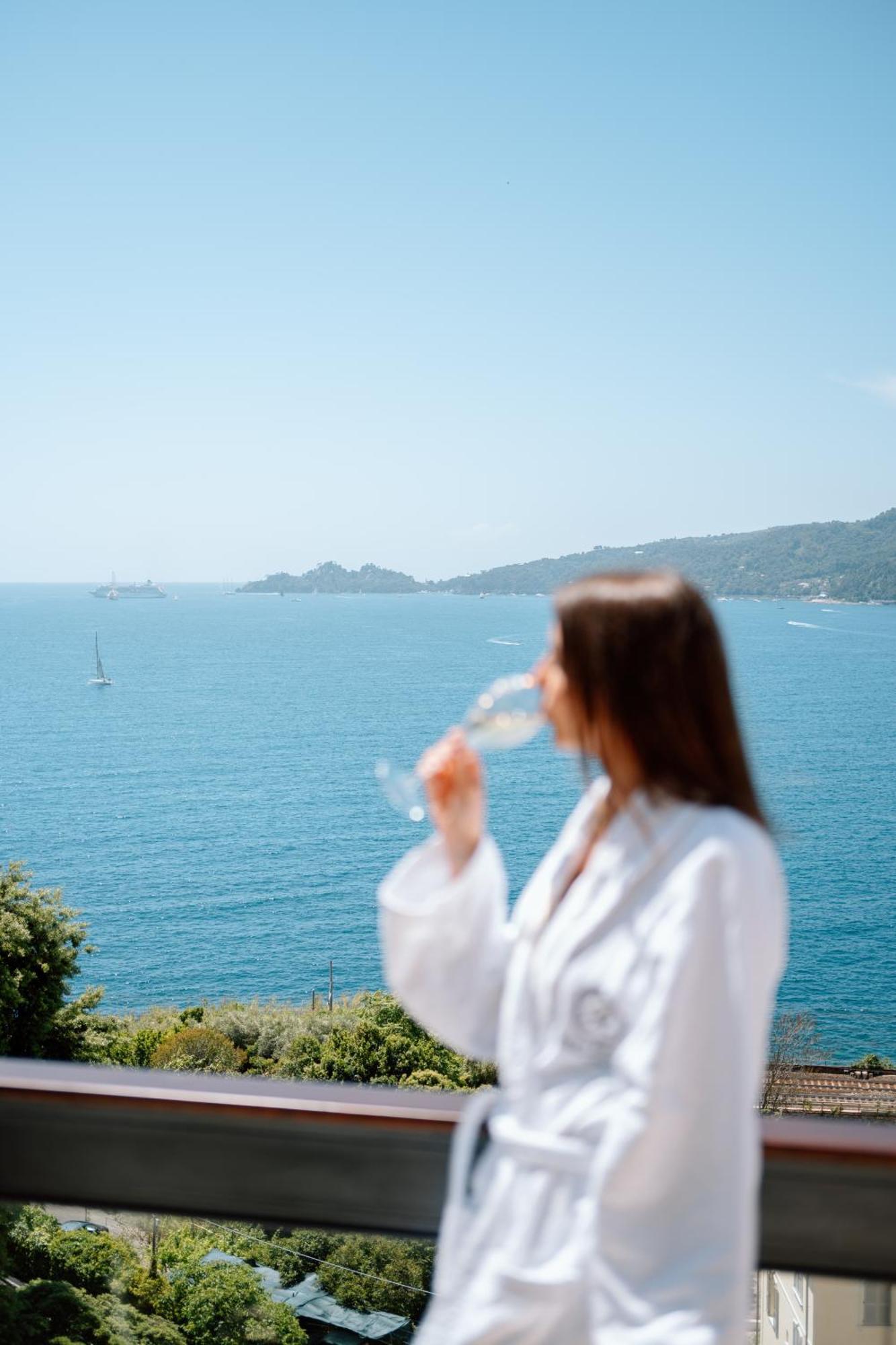 แกรนด์ โฮเทล บริสตอล รีสอร์ต แอนด์ สปา Hotel ราปาลโล ภายนอก รูปภาพ A woman drinking sparkling wine